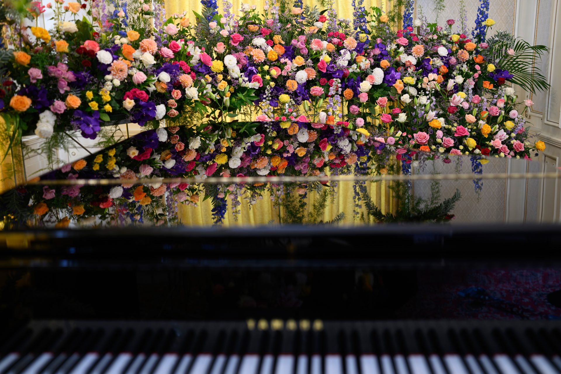 グランドピアノとフラワーデザイン（2026年開催・萬翠荘）